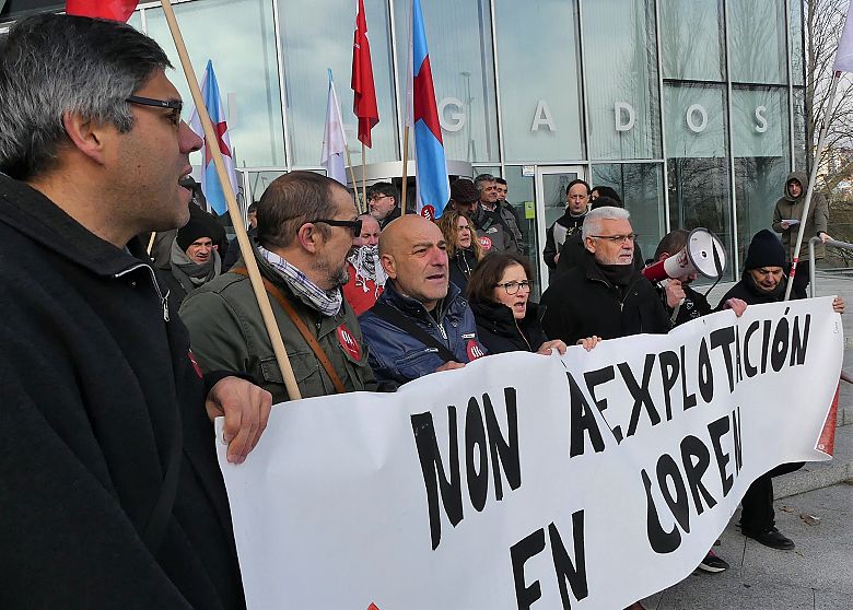 17-12-05 ProtestaDespidoCorenServicarneXulgadosOurense05.JPG